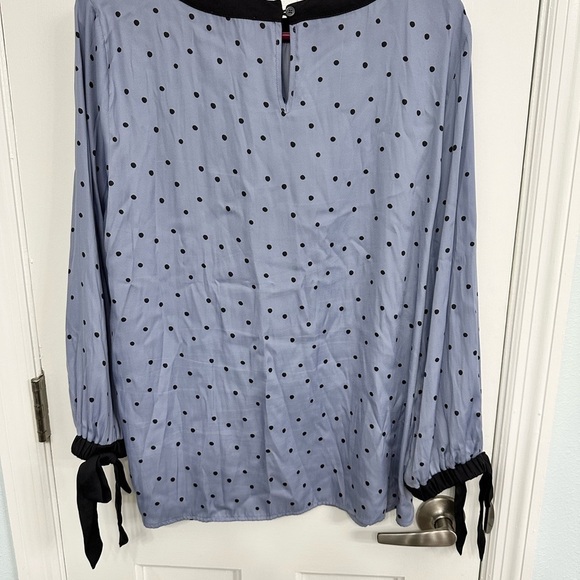 🎉LOFT violet blouse with black trim accent & polka dots. Size Medium - Picture 9 of 9